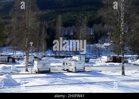 Winter Camping mit Wohnwagen im Winter Stockfoto