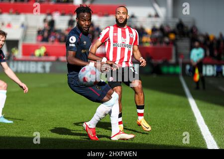 London, Großbritannien. 12. März 2022. LONDON, GROSSBRITANNIEN. MÄR 12. Bryan Mbeumo von Brentford übergibt den Ball während des Premier League-Spiels zwischen Brentford und Burnley am Samstag, den 12.. März 2022 im Brentford Community Stadium, Brentford. (Kredit: Tom West | MI News) Kredit: MI Nachrichten & Sport /Alamy Live News Stockfoto