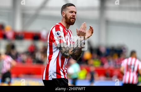 London, Großbritannien. 12. März 2022. *** Während des Premier League-Spiels zwischen Brentford und Burnley am 12. März 2022 im Brentford Community Stadium, London, England. Foto von Phil Hutchinson. Nur zur redaktionellen Verwendung, Lizenz für kommerzielle Nutzung erforderlich. Keine Verwendung bei Wetten, Spielen oder Veröffentlichungen einzelner Clubs/Vereine/Spieler. Kredit: UK Sports Pics Ltd/Alamy Live Nachrichten Stockfoto