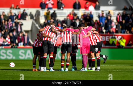 London, Großbritannien. 12. März 2022. Brentford huddle vor dem Premier League-Spiel zwischen Brentford und Burnley am 12. März 2022 im Brentford Community Stadium, London, England. Foto von Phil Hutchinson. Nur zur redaktionellen Verwendung, Lizenz für kommerzielle Nutzung erforderlich. Keine Verwendung bei Wetten, Spielen oder Veröffentlichungen einzelner Clubs/Vereine/Spieler. Kredit: UK Sports Pics Ltd/Alamy Live Nachrichten Stockfoto