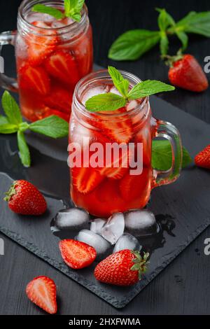 Frischer Erdbeercocktail. Frischer Sommercocktail mit Erdbeere und Eiswürfeln. Stockfoto