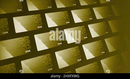 In vielen Zeilen schwebende Kreditkarten-Symbole. Bewegung. Golden schönes Design von modernen Kreditkarten, Konzept des Online-Shopping. Stockfoto