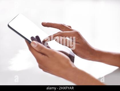 Technologie ist nur einen Touch entfernt. Zugeschnittene Aufnahme einer Person mit einem digitalen Tablet. Stockfoto