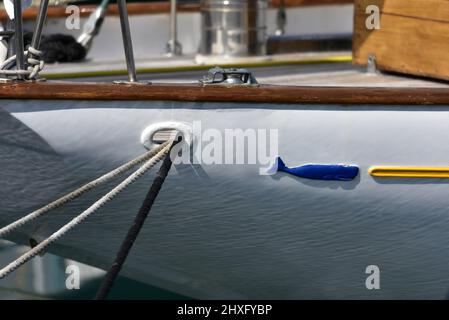 Traditionelle griechische hölzerne Fischerboot-Hafenseite mit Ankerloch und Seilen. Stockfoto