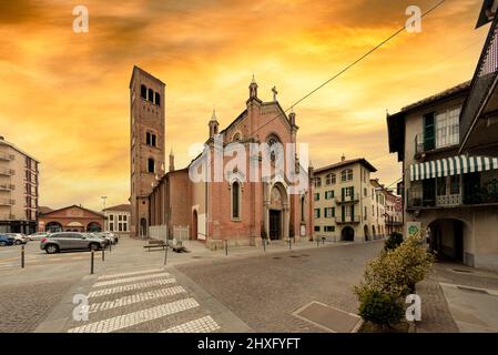 Cavallermaggiore, Cuneo, Italien - 12. März 2022: Pfarrkirche der Heiligen Michael und Peter im romanischen Stil (XVI Jahrhundert) in der Via Roma mit Sonnenuntergang Stockfoto