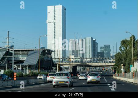 TEL AVIV, ISRAEL - 25. JANUAR 2022. Hochhäuser. Moderne Architektur. Stockfoto