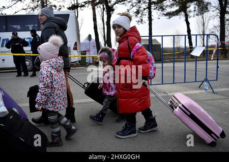 Eine Familie spaziert nach der Flucht aus der Ukraine nach Rumänien ...