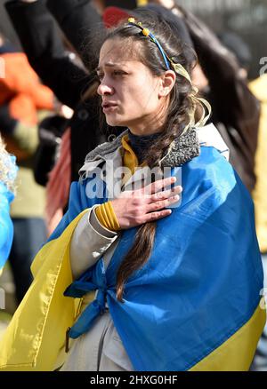 Whitehall, London, Großbritannien. 12. März 2022. Ukrainische Demonstranten gegenüber der Downing Street gegen die Invasion der Ukraine durch russische Streitkräfte. Kredit: Matthew Chattle/Alamy Live Nachrichten Stockfoto