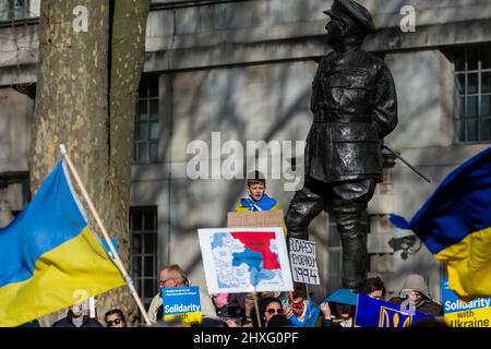 London, Großbritannien. 12. März 2022. Ein junger Demonstranten zeigt Solidarität mit den Menschen in der Ukraine bei einem Protest vor der Downing Street. Die russische Invasion in der Ukraine dauert bis in den 17.. Tag an. Kredit: Stephen Chung / Alamy Live Nachrichten Stockfoto