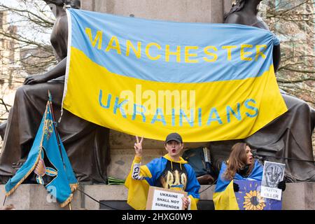 Manchester, Großbritannien. 12. März 2022. Demonstranten versammeln sich im Stadtzentrum von Manchester, Großbritannien, um gegen den Krieg in der Ukraine zu protestieren. Die Demonstranten fordern ein Ende des Krieges und die Einführung einer Flugverbotszone durch die NATO. Picture garyroberts/worldwidefeatures.com Credit: GaryRobertsphotography/Alamy Live News Stockfoto