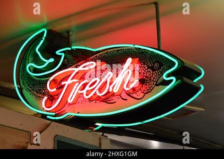 Ein Neonschild lässt die Käufer wissen, dass täglich frischer Fisch serviert wird Stockfoto