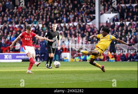 Ryan Yates von Nottingham Forest (links) erzielt beim Sky Bet Championship-Spiel in City Ground, Nottingham, das dritte Tor ihrer Spielseite. Bilddatum: Samstag, 12. März 2022. Stockfoto