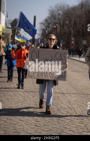Teilnehmer mit dem Zeichen „Öl- und Gasembargo now“. Am 12. März 2022 versammelten sich Hunderte von Menschen auf dem Königsplatz in München, um ihre Solidarität mit der Ukraine zu zeigen. Die Demonstranten forderten den sofortigen Abzug der russischen Truppen, eine politische Lösung des Konflikts, die Unterstützung der deutschen Regierung und sofortige Sanktionen gegen Russland. (Foto von Alexander Pohl/Sipa USA) Stockfoto