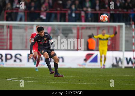 12. März 2022: Wataru Endo vom VfB Stuttgart kontrolliert den Ball während der Union Berlin gegen den VfB Stuttgart, an der Alten FÃ¶rsterei, Berlin, Deutschland. Kim Price/CSM. Stockfoto