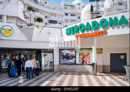 In Spanien sieht man, wie Käufer die spanische Supermarktkette Mercadona betreten. Stockfoto