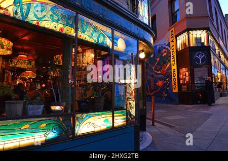 Vesuvio Cafe und City Lights, zwei Wahrzeichen der Beat Generation in San Francisco Stockfoto