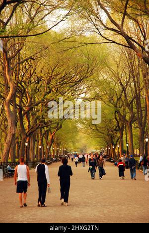 Die Menschen genießen einen Frühlingstag, wenn sie in der Mall im New Yorker Central Park spazieren gehen