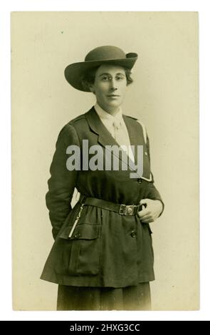 Originalportrait aus der Zeit WW1 von einer Führerin oder möglicherweise einer Volontärin in Uniform mit Pfeife, Schulterseil - möglicherweise war sie Mitglied der freiwilligen Patrouillen der Frauen. (Diese Frauen-Patrouillen wurden von der Vereinigung der Hauptfrauen und der Föderation der Universitäts-Frauen vorgeschlagen. Das Kriegsbüro gab die Erlaubnis, dass diese Patrouillen außerhalb der Militärlager stattfinden sollten, um zu verhindern, dass lokale Frauen zu freundlich zu den Soldaten werden und auch die Moral in den Kinos zu kontrollieren). Studio of Mora Ltd. WESTERN Road und London Rd, Brighton, U.K. Weitere Forschungsarbeiten erforderlich. Stockfoto