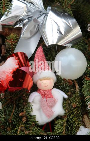 Figur dans un sapin. Saint-Gervais-les-Bains. Haute-Savoie. Auvergne-Rhône-Alpes. Frankreich. Stockfoto