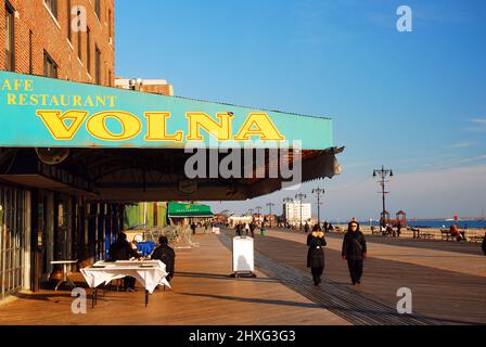 Auf dem Boardwalk in Brighton Beach, Brooklyn, können sich die Leute für einen kalten Spaziergang einfinden Stockfoto