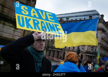 Glasgow, Großbritannien, 12. März 2022. Die Ukraine-Kundgebung auf dem George Square zeigt Unterstützung für die Ukraine in ihrem aktuellen Krieg mit Präsident PutinÕs Russland, in Glasgow, Schottland, 12. März 2022. Foto: Jeremy Sutton-Hibbert/ Alamy Live News. Stockfoto