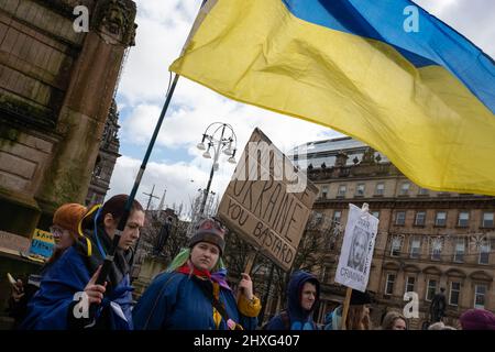 Glasgow, Großbritannien, 12. März 2022. Die Ukraine-Kundgebung auf dem George Square zeigt Unterstützung für die Ukraine in ihrem aktuellen Krieg mit Präsident PutinÕs Russland, in Glasgow, Schottland, 12. März 2022. Foto: Jeremy Sutton-Hibbert/ Alamy Live News. Stockfoto