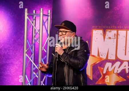 Anthony Weihs beim MusicMatch - die Hitcharts bei MyTVplus im Gläsernen Studio von MyTVplus im Elbepark. Dresden, 11.03.2022 Stockfoto