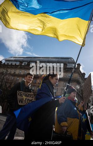 Glasgow, Großbritannien, 12. März 2022. Die Ukraine-Kundgebung auf dem George Square zeigt Unterstützung für die Ukraine in ihrem aktuellen Krieg mit Präsident PutinÕs Russland, in Glasgow, Schottland, 12. März 2022. Foto: Jeremy Sutton-Hibbert/ Alamy Live News. Stockfoto