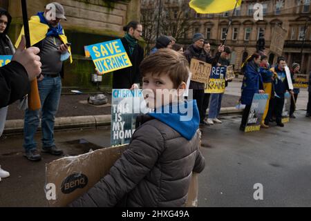 Glasgow, Großbritannien, 12. März 2022. Die Ukraine-Kundgebung auf dem George Square zeigt Unterstützung für die Ukraine in ihrem aktuellen Krieg mit Präsident PutinÕs Russland, in Glasgow, Schottland, 12. März 2022. Foto: Jeremy Sutton-Hibbert/ Alamy Live News. Stockfoto