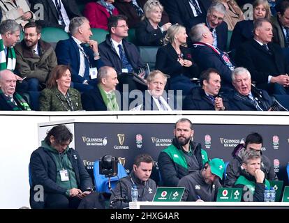 12.. März 2022 ; Twickenham Stadium, London, England; 6-Nations International Rugby, England gegen Irland: Premierminister Boris Johnson beobachtet die Action während des Spiels von den Ständen aus Stockfoto