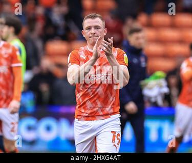 Blackpool, Großbritannien. 12. März 2022. Shayne Lavery #19 von Blackpool applaudiert am 3/12/2022 den Fans in Blackpool, Großbritannien. (Foto von Mark Cosgrove/News Images/Sipa USA) Quelle: SIPA USA/Alamy Live News Stockfoto