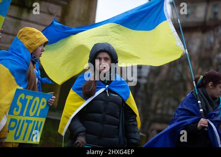 Glasgow, Großbritannien, 12. März 2022. Die Ukraine-Kundgebung auf dem George Square zeigt Unterstützung für die Ukraine in ihrem aktuellen Krieg mit Präsident PutinÕs Russland, in Glasgow, Schottland, 12. März 2022. Foto: Jeremy Sutton-Hibbert/ Alamy Live News. Stockfoto