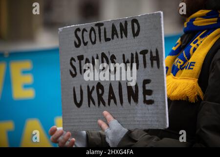 Glasgow, Großbritannien, 12. März 2022. Die Ukraine-Kundgebung auf dem George Square zeigt Unterstützung für die Ukraine in ihrem aktuellen Krieg mit Präsident PutinÕs Russland, in Glasgow, Schottland, 12. März 2022. Foto: Jeremy Sutton-Hibbert/ Alamy Live News. Stockfoto