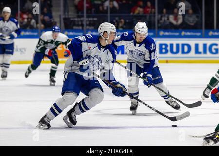 11. März 2022: Syracuse Crunch Forward Cole Koepke (45) läuft mit dem Puck in der ersten Periode gegen die Rochester-Amerikaner. Die Rochester Americans veranstalteten den Syracuse Crunch am Irish Night in einem Spiel der American Hockey League in der Blue Cross Arena in Rochester, New York. (Jonathan Tenca/CSM) Stockfoto