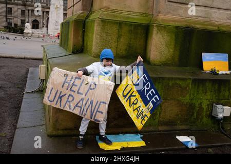 Glasgow, Großbritannien, 12. März 2022. Die Ukraine-Kundgebung auf dem George Square zeigt Unterstützung für die Ukraine in ihrem aktuellen Krieg mit Präsident PutinÕs Russland, in Glasgow, Schottland, 12. März 2022. Foto: Jeremy Sutton-Hibbert/ Alamy Live News. Stockfoto