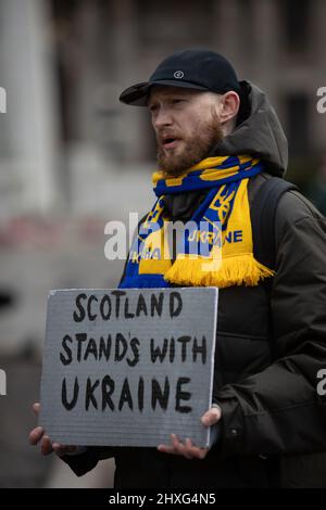 Glasgow, Großbritannien, 12. März 2022. Die Ukraine-Kundgebung auf dem George Square zeigt Unterstützung für die Ukraine in ihrem aktuellen Krieg mit Präsident PutinÕs Russland, in Glasgow, Schottland, 12. März 2022. Foto: Jeremy Sutton-Hibbert/ Alamy Live News. Stockfoto