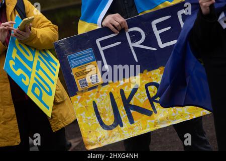 Glasgow, Großbritannien, 12. März 2022. Die Ukraine-Kundgebung auf dem George Square zeigt Unterstützung für die Ukraine in ihrem aktuellen Krieg mit Präsident PutinÕs Russland, in Glasgow, Schottland, 12. März 2022. Foto: Jeremy Sutton-Hibbert/ Alamy Live News. Stockfoto