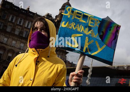 Glasgow, Großbritannien, 12. März 2022. Die Ukraine-Kundgebung auf dem George Square zeigt Unterstützung für die Ukraine in ihrem aktuellen Krieg mit Präsident PutinÕs Russland, in Glasgow, Schottland, 12. März 2022. Foto: Jeremy Sutton-Hibbert/ Alamy Live News. Stockfoto