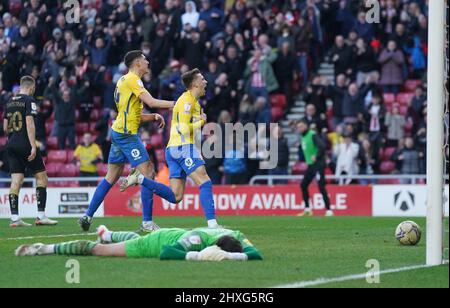 Dan Neil von Sunderland feiert das erste Tor des Spiels seiner Seite während des Sky Bet League One-Spiels im Stadium of Light, Sunderland. Bilddatum: Samstag, 12. März 2022. Stockfoto