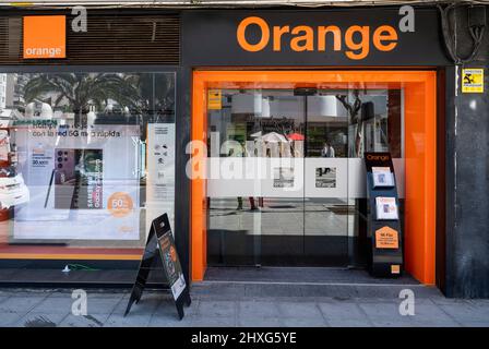 Alicante, Spanien. 11. März 2022. Der französische multinationale Telekommunikationskonzern und Telefonbetreiber Orange S.A., ein Geschäft in Spanien. (Foto: Xavi Lopez/SOPA Images/Sipa USA) Quelle: SIPA USA/Alamy Live News Stockfoto