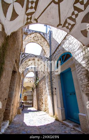 Traditionelle Häuser und Kirchen, die mit den berühmten geometrischen Kratzmustern im mittelalterlichen Mastixdorf Pyrgi, Insel Chios, Griechenland, dekoriert sind Stockfoto