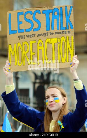 London, Großbritannien. 12. März 2022. Die Ukraine protestiert vor der Downing Street gegen die Invasion von Putin und Russland. Kredit: JOHNNY ARMSTEAD/Alamy Live Nachrichten Stockfoto