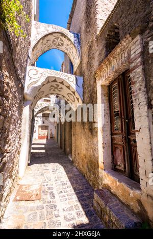 Traditionelle Häuser und Kirchen, die mit den berühmten geometrischen Kratzmustern im mittelalterlichen Mastixdorf Pyrgi, Insel Chios, Griechenland, dekoriert sind Stockfoto