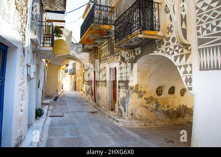 Traditionelle Häuser und Kirchen, die mit den berühmten geometrischen Kratzmustern im mittelalterlichen Mastixdorf Pyrgi, Insel Chios, Griechenland, dekoriert sind Stockfoto