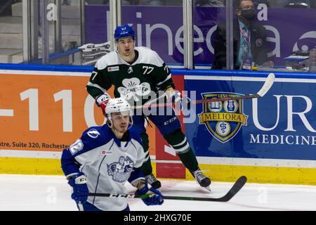 11. März 2022: Rochester Americans Forward JJ Peterka (77) Schlittschuhe in der dritten Periode gegen den Syracuse Crunch durch Eis. Die Rochester Americans veranstalteten den Syracuse Crunch am Irish Night in einem Spiel der American Hockey League in der Blue Cross Arena in Rochester, New York. (Jonathan Tenca/CSM) Stockfoto