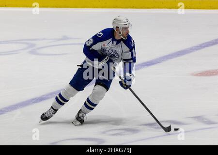 11. März 2022: Syracuse Crunch Forward Boris Katchouk (13) läuft mit dem Puck in der dritten Periode gegen die Rochester-Amerikaner. Die Rochester Americans veranstalteten den Syracuse Crunch am Irish Night in einem Spiel der American Hockey League in der Blue Cross Arena in Rochester, New York. (Jonathan Tenca/CSM) Stockfoto