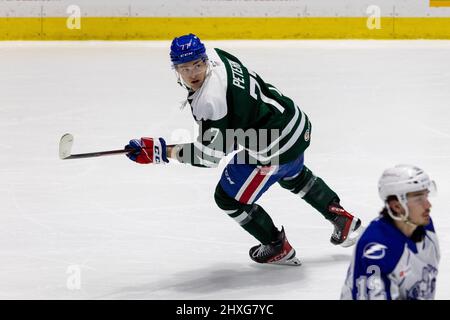 11. März 2022: Rochester Americans Forward JJ Peterka (77) Schlittschuhe in der dritten Periode gegen den Syracuse Crunch durch Eis. Die Rochester Americans veranstalteten den Syracuse Crunch am Irish Night in einem Spiel der American Hockey League in der Blue Cross Arena in Rochester, New York. (Jonathan Tenca/CSM) Stockfoto