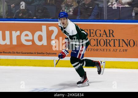 11. März 2022: Rochester Americans Forward JJ Peterka (77) Schlittschuhe in der dritten Periode gegen den Syracuse Crunch durch Eis. Die Rochester Americans veranstalteten den Syracuse Crunch am Irish Night in einem Spiel der American Hockey League in der Blue Cross Arena in Rochester, New York. (Jonathan Tenca/CSM) Stockfoto