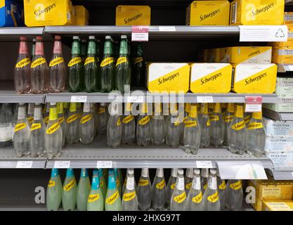 Schweppes Tonic; Flaschen und Dosen von Schweppes Tonic Water zum Verkauf in Supermarktregalen, Großbritannien Stockfoto
