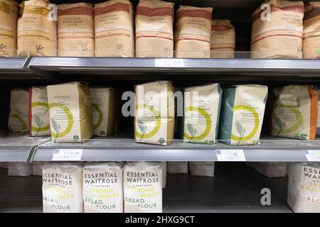 Supermarket Flour UK; Mehlsäcke zum Verkauf auf Waitrose Supermarktregalen in Großbritannien Stockfoto